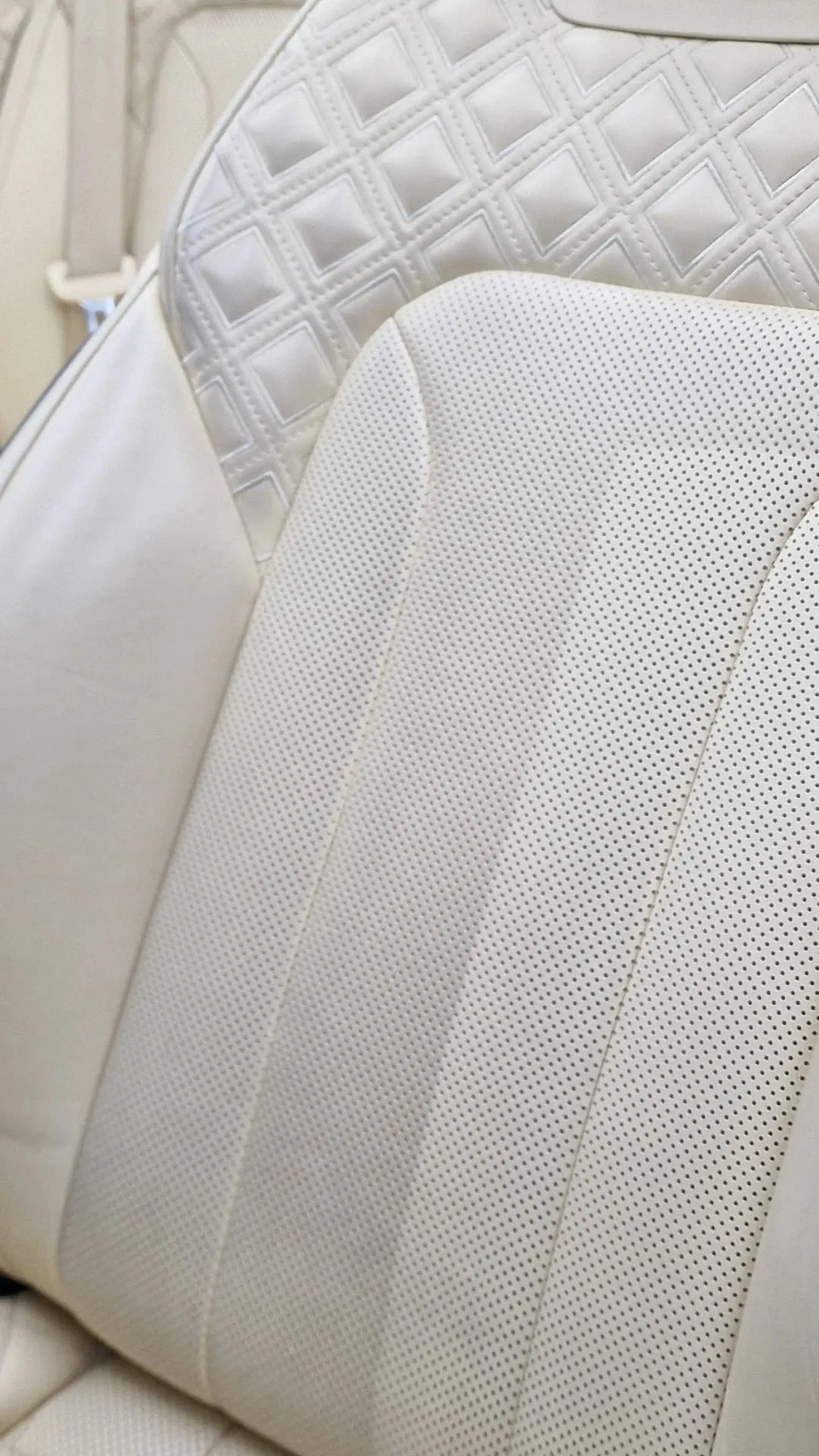 Detailing interior Bentley — finisaj premium